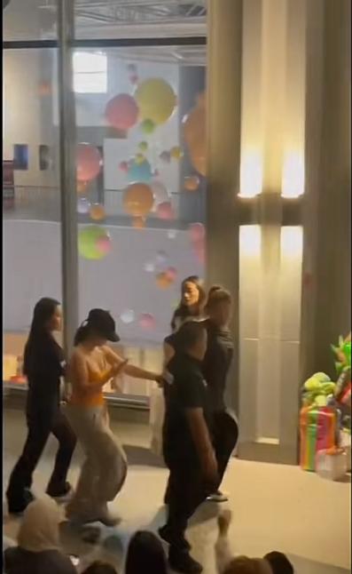 近日，一名中国女粉丝到泰国曼谷追星，她早上6点就去排队，用雨伞先占了位置并拍照，
