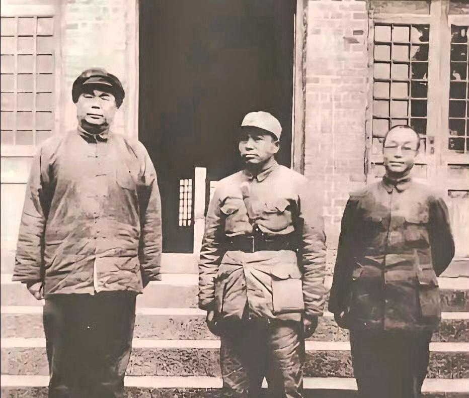 这是抗战时期彭德怀与冯玉祥等人的一张留影。据冯玉祥日记记载，二人握手时，冯玉祥说