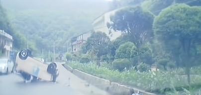恩施小青垭路口弯道处，一辆五菱迷你电车速度过快失控撞上路边翻车，一名儿童从车内掉
