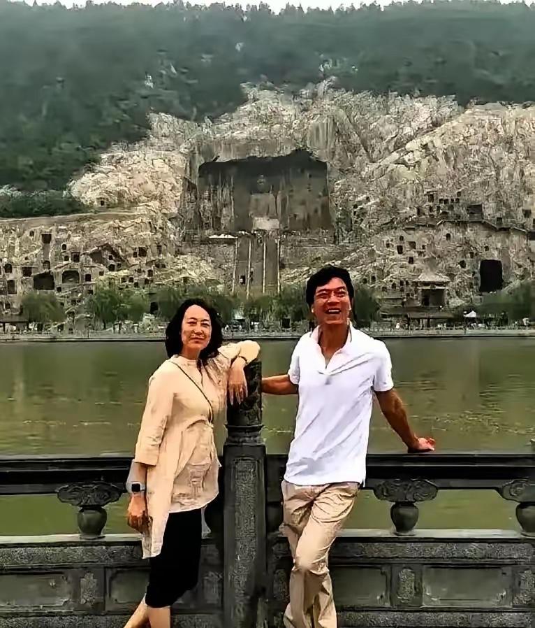 我敢打赌，如果他们有一天离婚了，我就再也不相信爱情了。