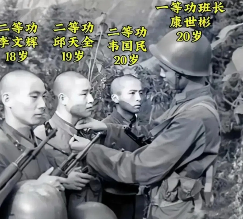 4位敢死队员出征前留下一张珍贵照片，班长为战士整理着装。1小时后，这4位英雄全部