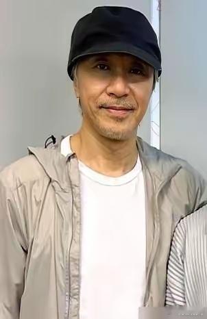 周星驰一家子太奇怪了，父亲94，母亲90，他自己64，个个高寿。最懂他的人，竟然