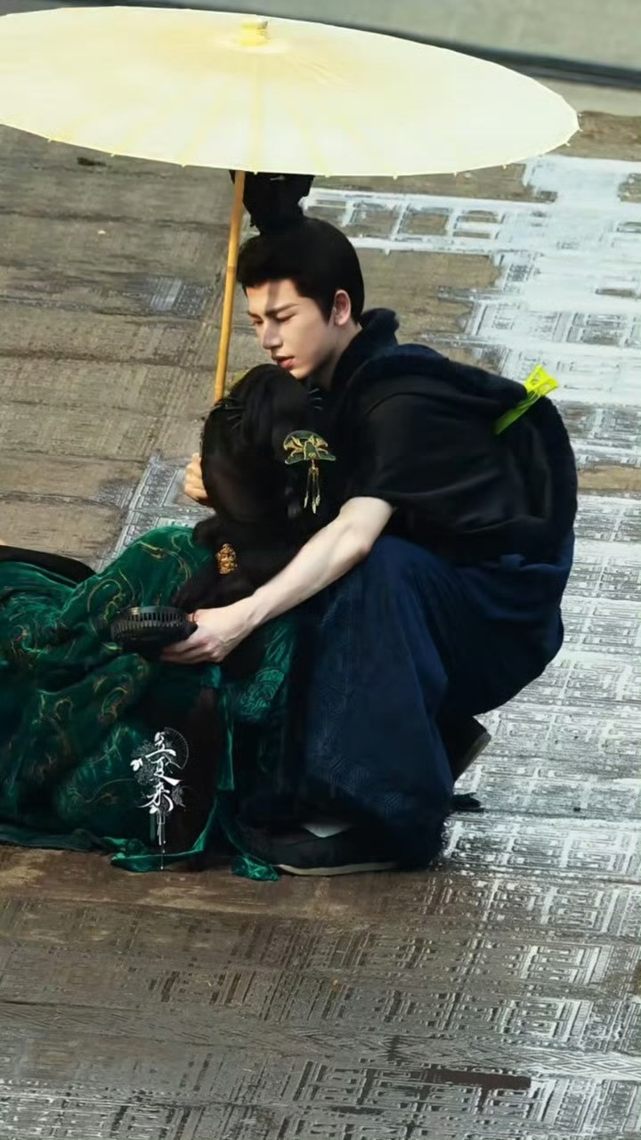 张凌赫手臂青筋好明显，感受张凌赫手臂，很有力量感！​​​