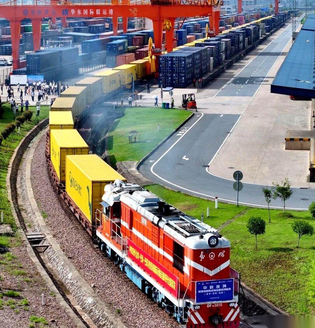 一年2619趟火车，从浙江出发，呜呜呜地就奔向了半个地球。你以为上面拉的是啥？