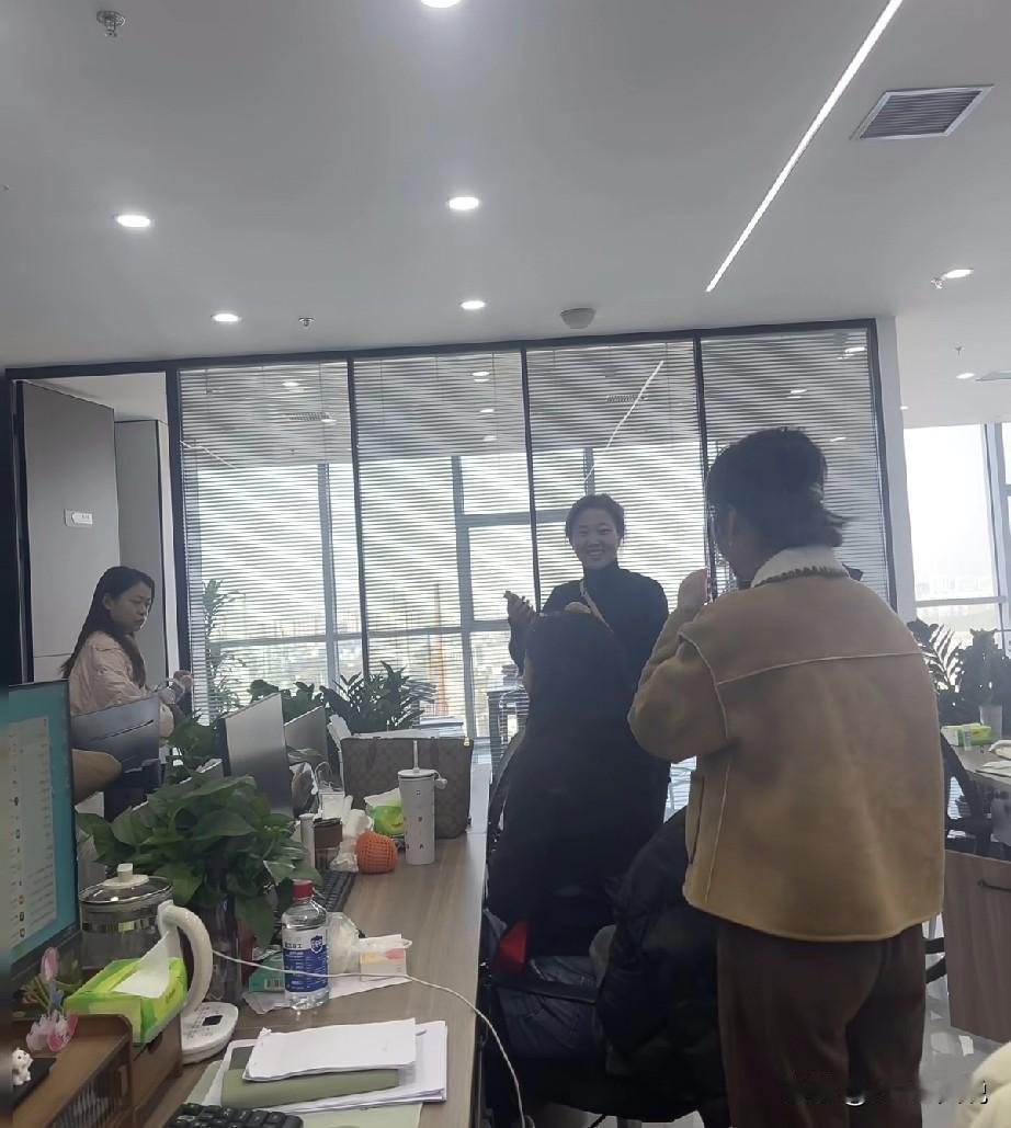 那种你没投递他们公司，但是这家公司hr主动向你打招呼并邀请你去面试的情形，到底要