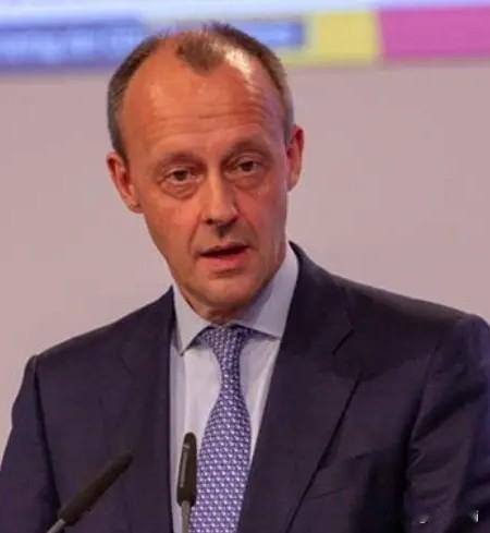 终于摊牌了德国这次要和中国和美国杠上了，德总理默茨公开表示，不允许中资企业的