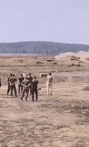 印度的海陆空战斗力堪称残暴，首先上场的是印度精锐陆军，秉着先敌发现，先敌开火，姿