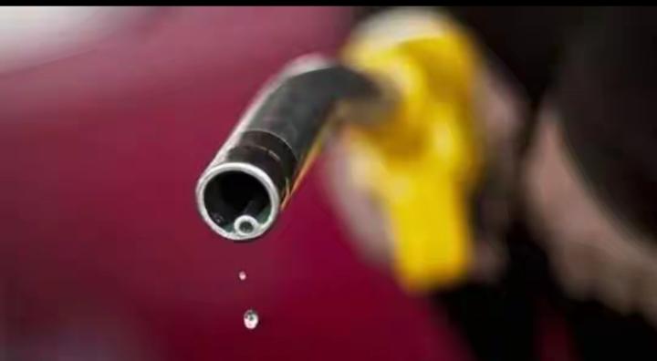 油价飙升破9元！中东战火引发全球能源危机，普通人的出行成本与运营从业者的生存压力