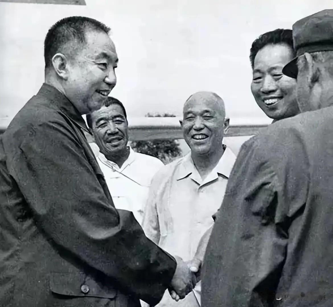 1976年8月4日，华国锋同志率领中央慰问团赶赴唐山地震灾区，在机场与前来迎接的
