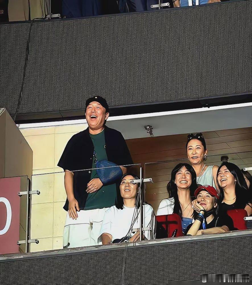 没签合同，也没拿一分出场费，肖战推了通告赶到鸟巢。​那英开演唱会，台下坐着黄渤和王菲。​台上，肖战跟