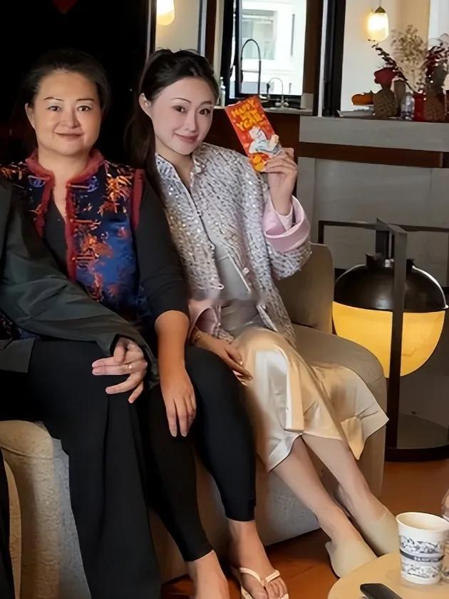 杨采钰新年搬新家，小姑子晒出全家合影恭祝哥嫂乔迁之喜，豪宅应该是个大平层，而且还