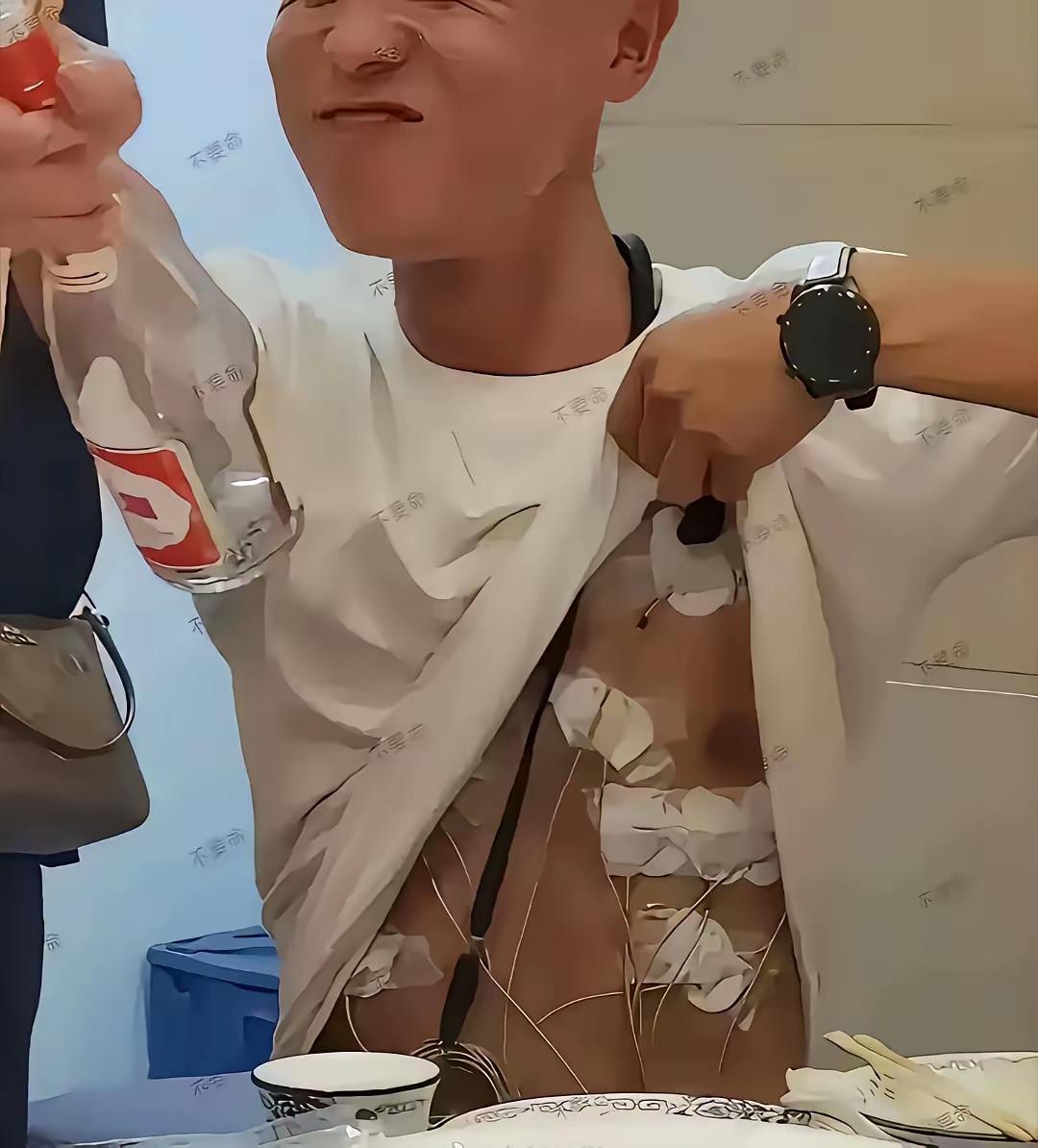 这种人最好远离，千万不要和这种人一起喝酒。一旦出事了，你就是有责任的，说不定人