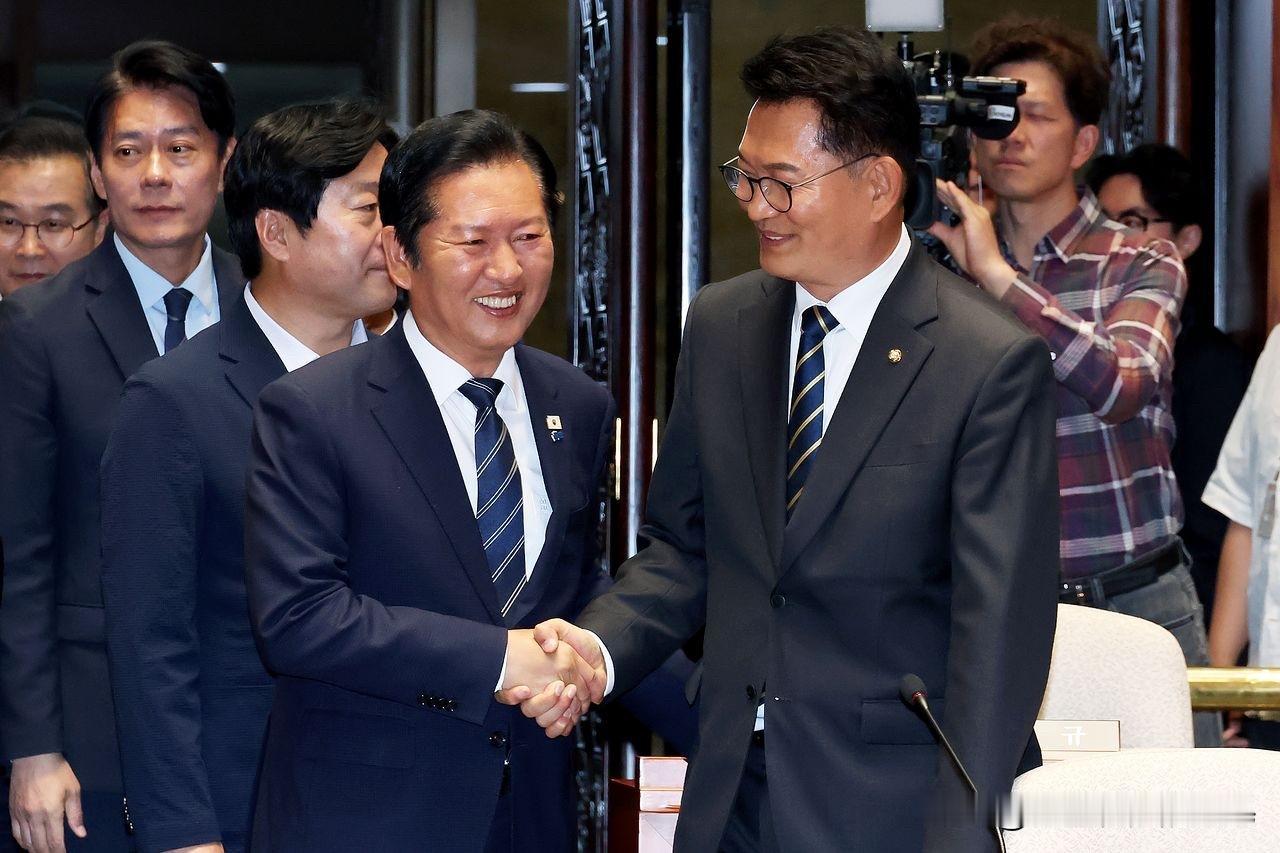 韩国共同民主党前党首宋永吉公开喊话郑清来放弃连任，党内博弈升温22日，韩国共