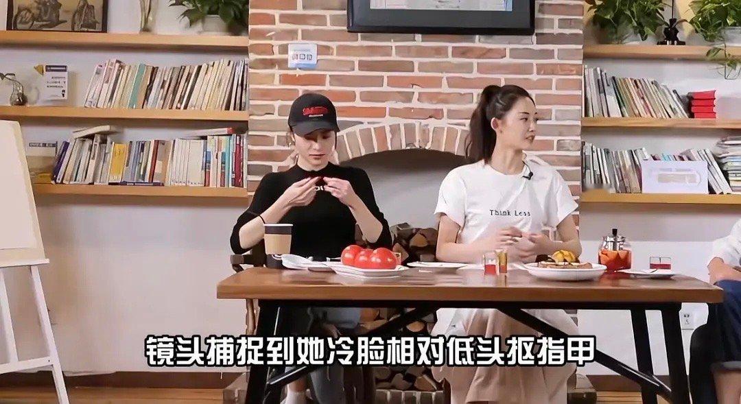 芳华女主苗苗发言时，钟楚曦在旁边要么抠指甲要么吃东西，表情也一副很不屑苗苗讲话的