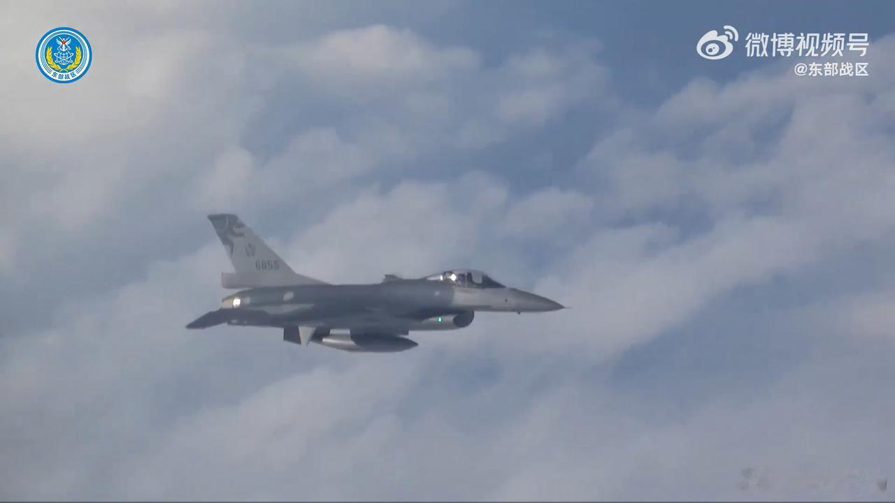 从正在执行“正义使命2025演习”的我空军战机上拍摄的伪台空军F-16V战斗机(