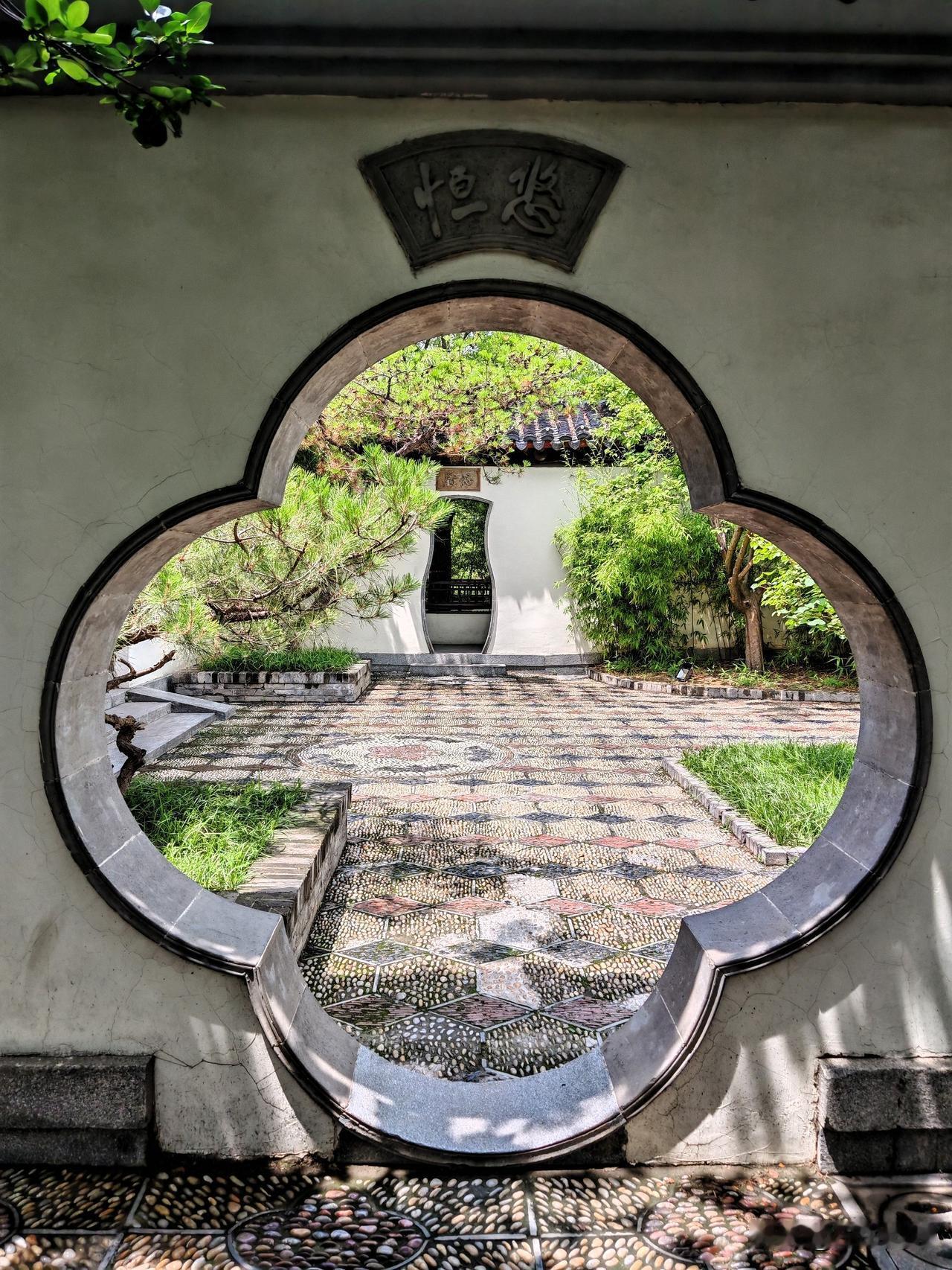 放不下过去的遗憾，又对未知的未来充满惶恐；每天慌慌张张，焦虑万分；浑浑噩