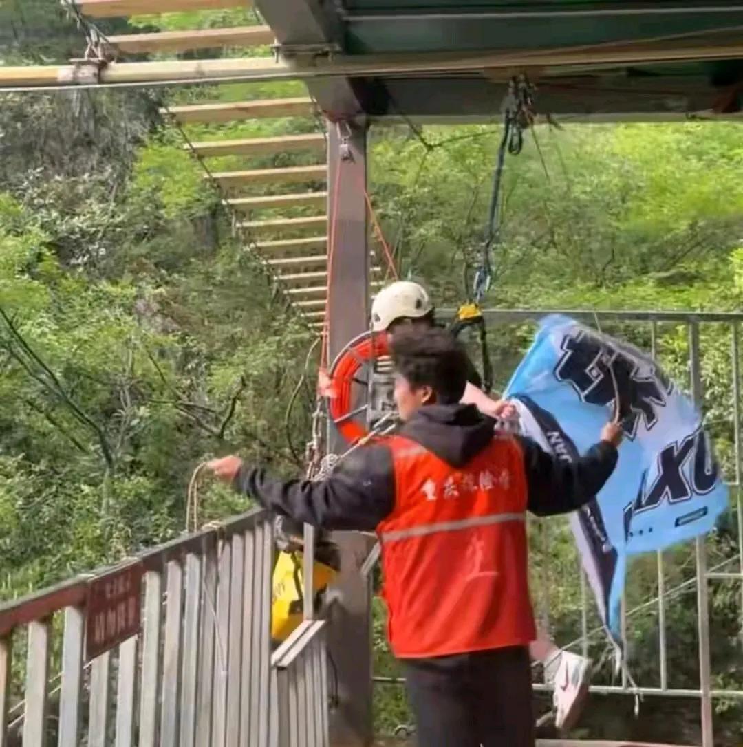 300米的秋千。1万块钱的公司。一条命。5月3日，华蓥山。游客刘某某，从瀑布