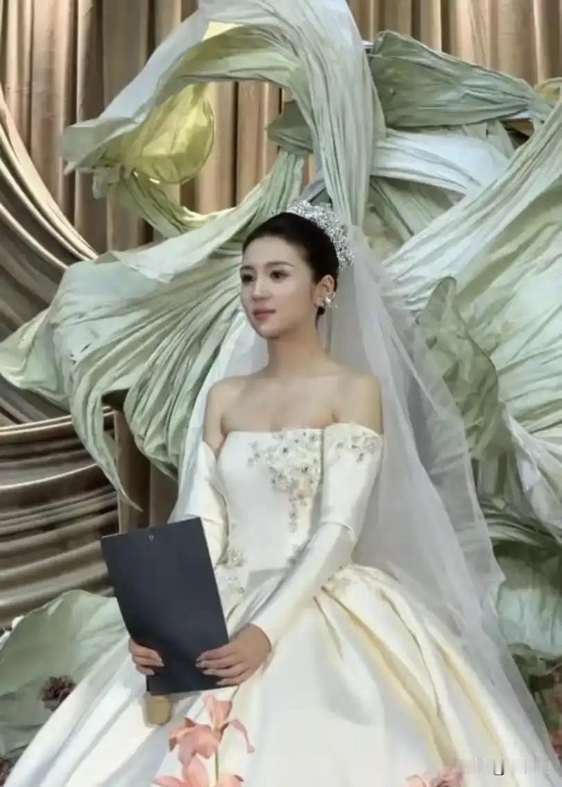 山东某地一场婚礼上，因为新娘子太美，浅浅一笑眼波流转，连摄影师都看迷糊了。视频传