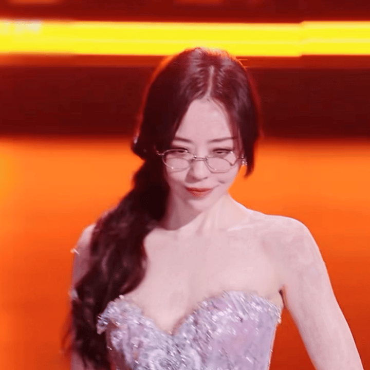 戴着眼镜的张靓颖真的完全是妈妈级别啊​​​