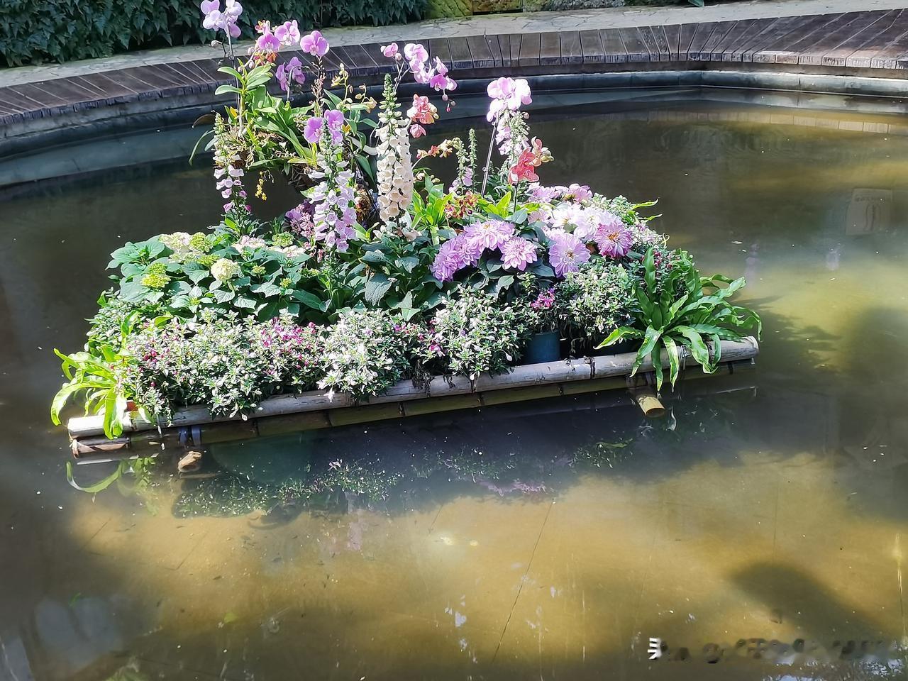 村里有个女孩，公安局成了她的外婆家，经常去。她10岁那年父母就离婚了，女孩的妈妈