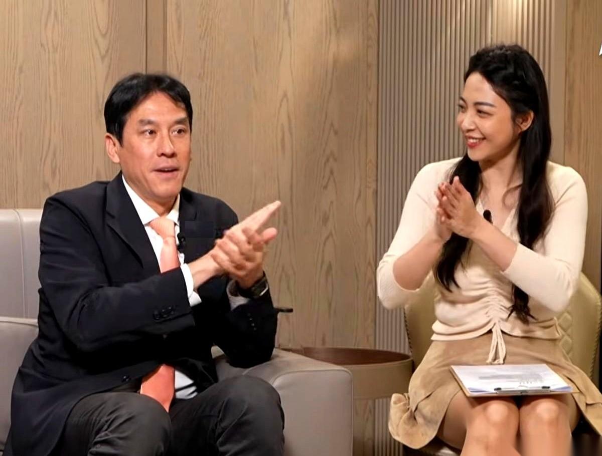 镜头还亮着红灯，沈富雄突然把脸板了起来，当场冲着主持人黄暐瀚甩出一句：“你要对我