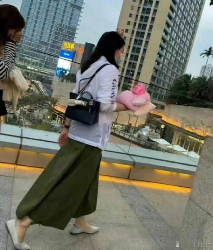 郭晶晶才是真贵妇，背名牌包带孩子坐地铁，十几万的爱马仕像垃圾一样直接扔地上，