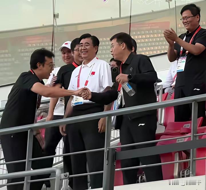 1块铜牌，高兴不仅仅是教练、球员、球迷，还有足协宋主席。这块铜牌是块激励之牌