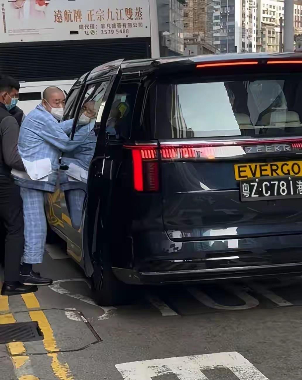 刘銮雄新年近照曝光，穿病号服病殃殃地，好憔悴!2月20日，有网友在中国香港的