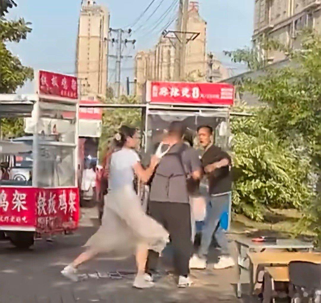 这个女的“真猛”啊，大庭广众之下，吵架的时候竟然做出如此不雅行为，这种不讲武德的