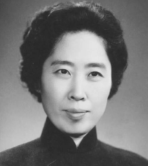 1979年，王光美迈出监狱大门，迎接自由的那一刻，她万万没想到，第一个来探望的人