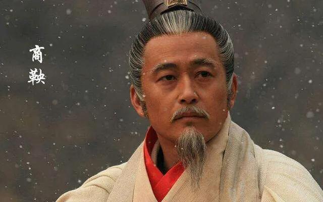 《战国策》里有一句让人印象极深的话：秦军士兵脱下盔甲，光着膀子冲进敌阵，左手抱着