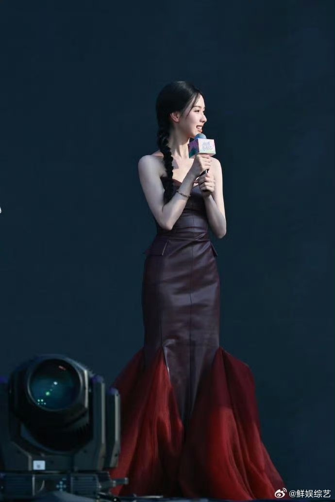 陈都灵万茜撞衫陈都灵万茜同款礼服撞衫不可怕，谁美谁尴尬？不存在的！陈都灵和万茜