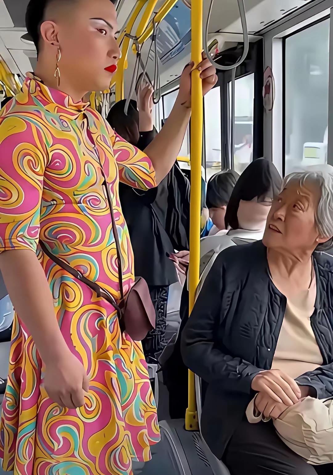 唉呀妈呀，小伙咋这个模样，把俺吓得一激灵……[捂脸哭]某地公交车上，一位时尚男