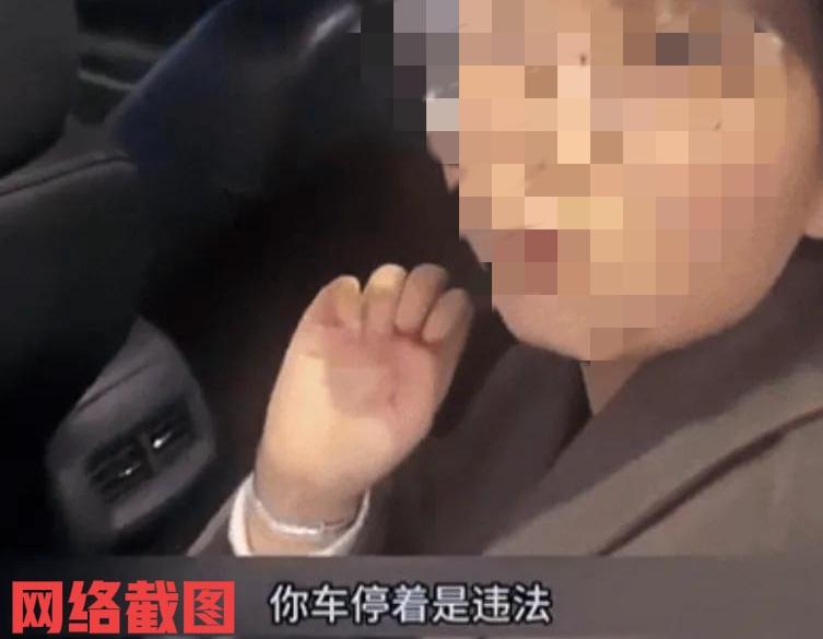 有男子和媳妇开车一起出门。这中途男子下车买东西，由于一旁停车位已满，男子便把