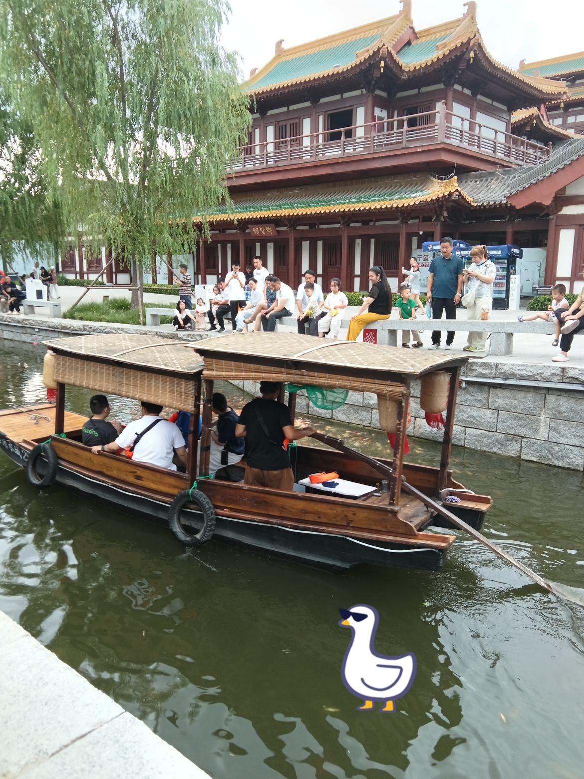 新密溱洧水城的美景！古色古香的仿古建筑挨着河面，垂柳垂着绿丝，看着格外舒心。