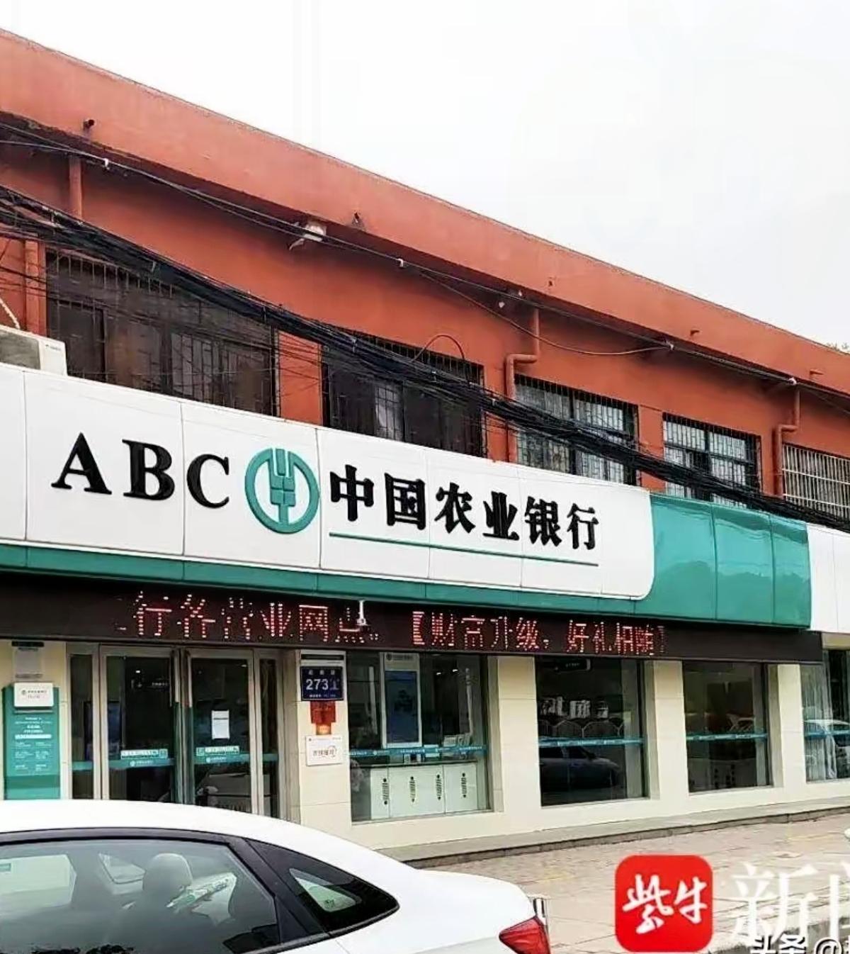 取170万现金遭抢劫致左眼失明，银行工作人员全程观望不行动，这事真的越想越气。明