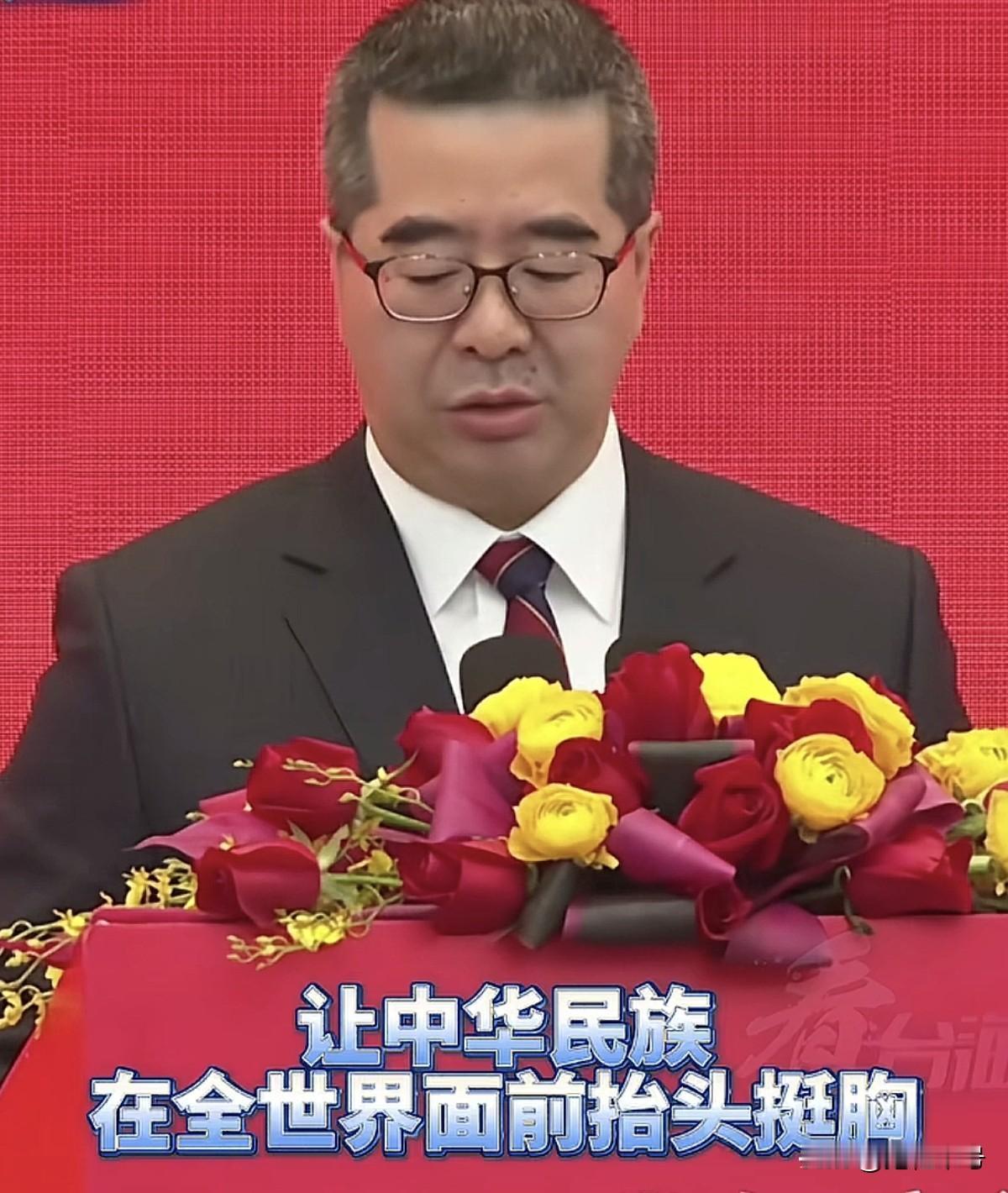 发现没有，萧旭岑这次率团参加国共两党智库论坛，整个人自信清爽了不少。以前跟在马英