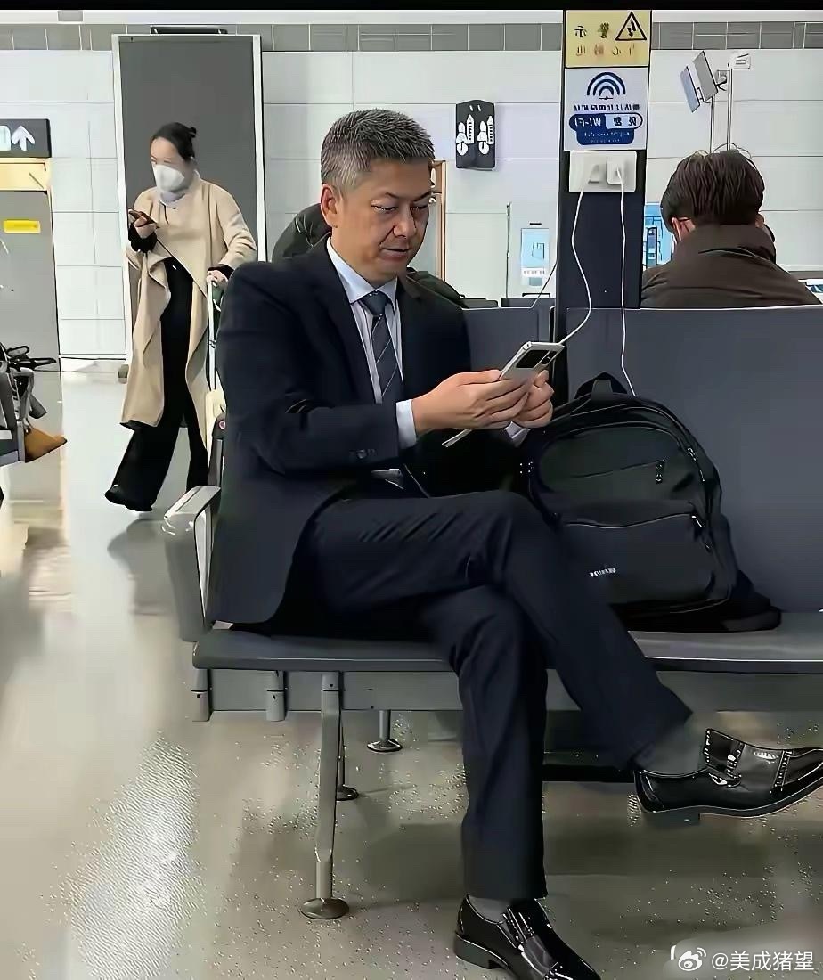 这大叔一看就是体制内的。你身边的体制内朋友是不是也这样