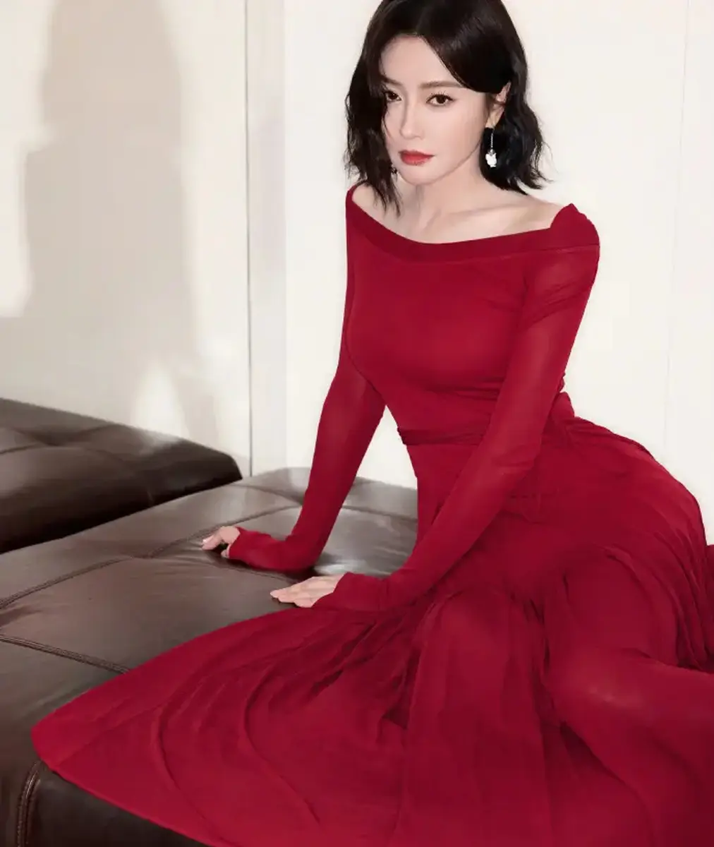 秦岚酒红色露肩长裙性感魅惑眉眼含情尽显冷艳大气