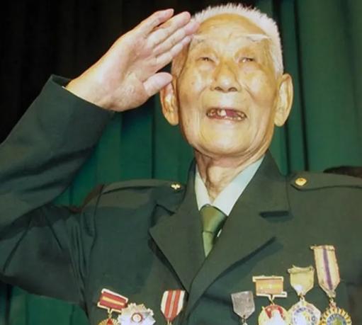 1948年夜行军时，一士兵腹痛难忍，只好离队到路边隐蔽沟壑处方便，不想当时他发现