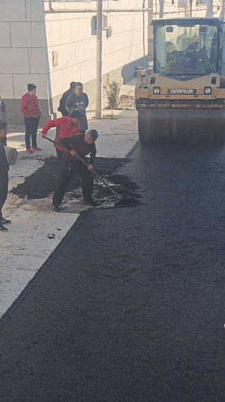 “不是老人变坏了，而是当初的坏人变老了”！近日，河北保定一网友发布视频，一群工作