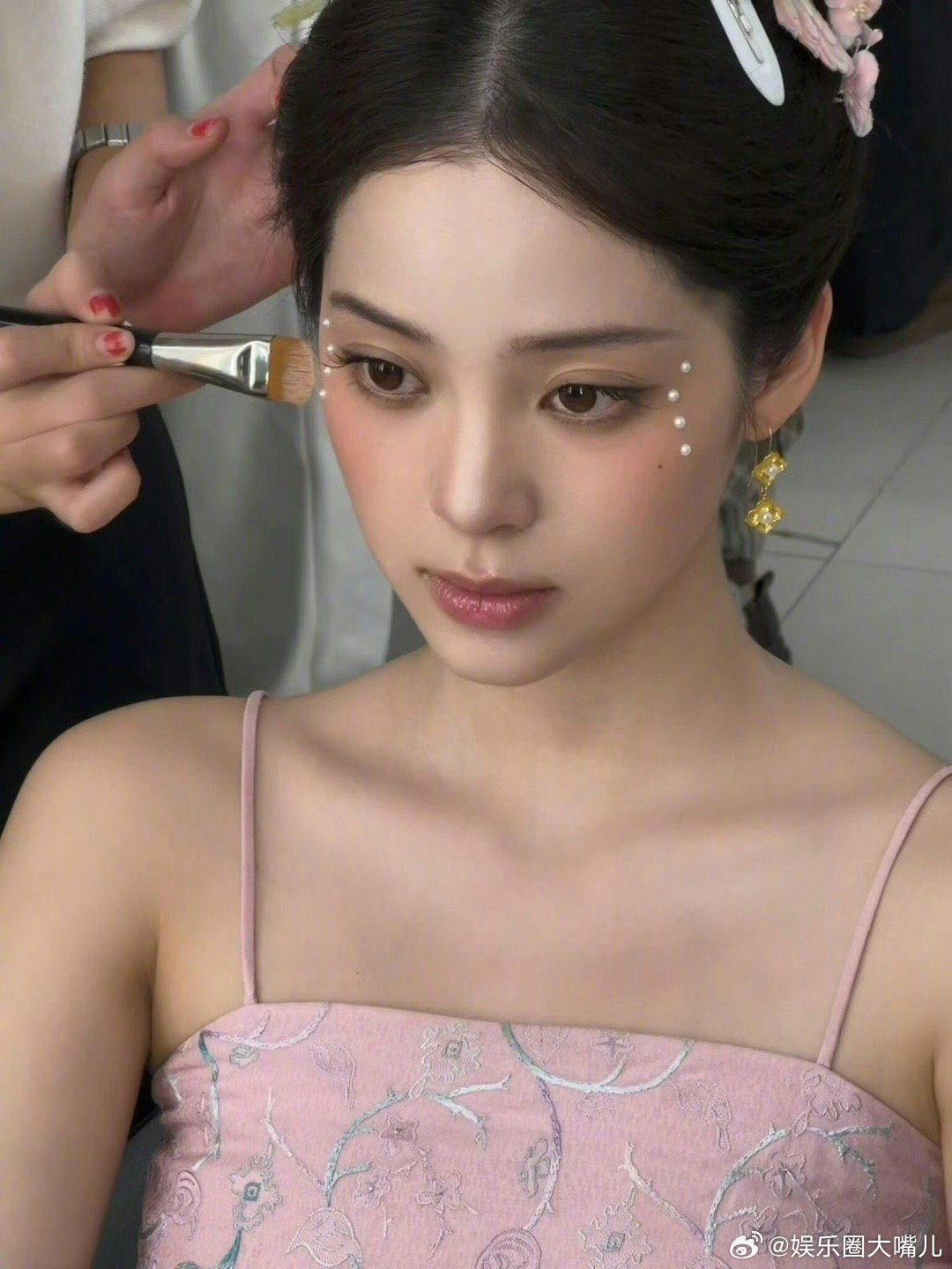 欧阳娜娜古装第一次看她穿古装，比预期中惊喜。淡粉衣衫配上简单发饰，不堆砌不繁复