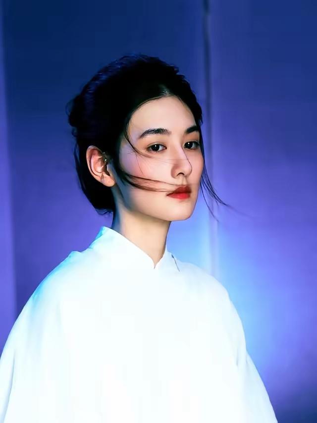 本来是挺漂亮的一个演员。戏里戏外一个样，估计今后没人再找她演戏了从心里不喜欢她
