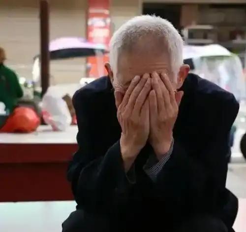 河南洛阳，一61岁大叔离异无孩，没有再婚，他打拼出4套房和200万存款，其中一套