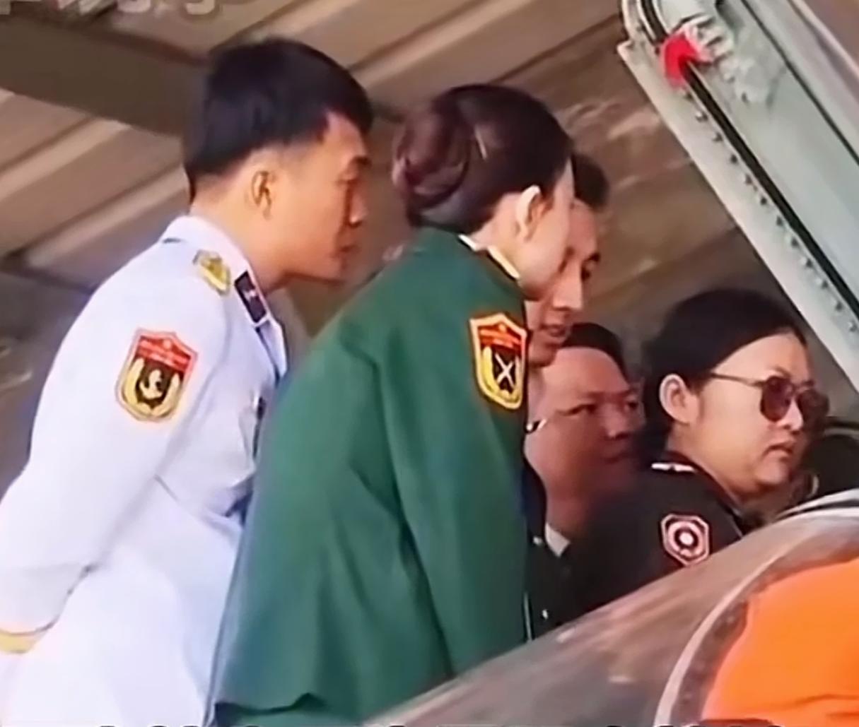 看到中国主动公开这款战机的座舱，越南军人的眼神亮了这是前段时间在我国举行的东盟