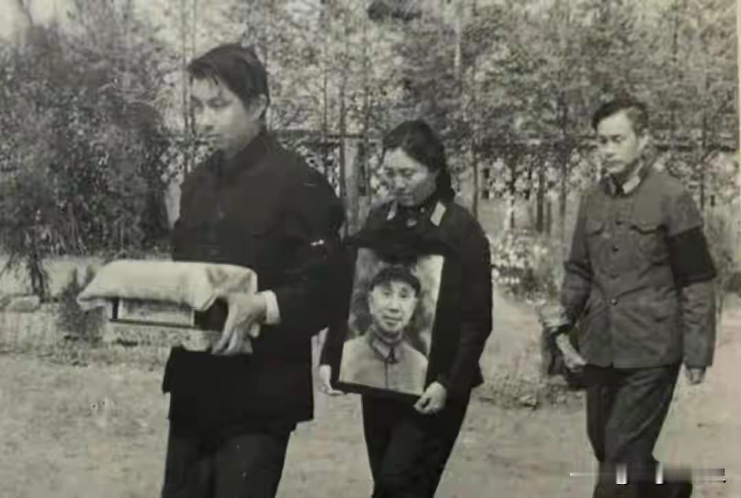 1984年粟裕病逝，南京站台百将含泪送别，唯独一人缺席，老战友当众怒怼19