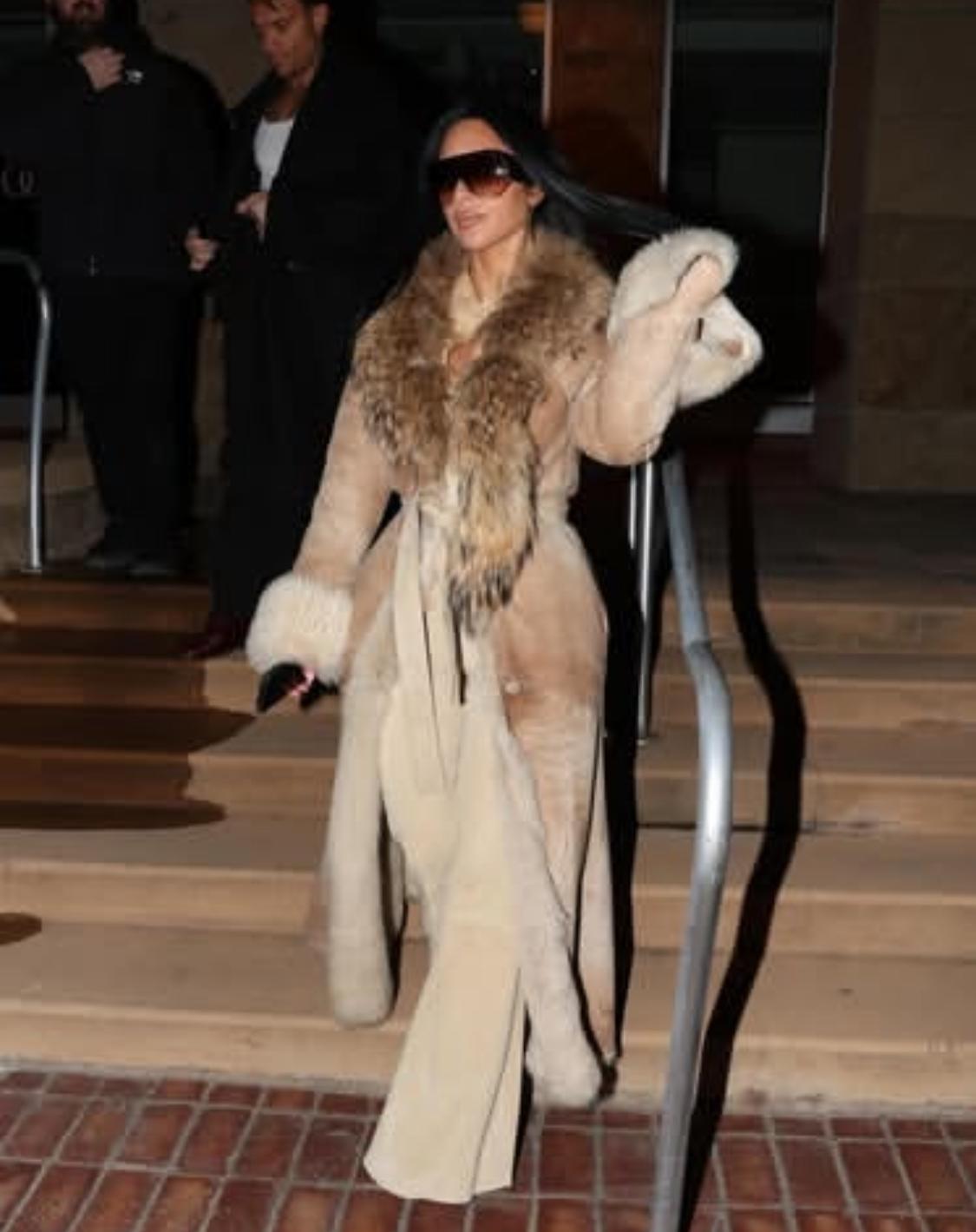 零下十度的阿斯彭，金·卡戴珊裹着一件浅米色毛绒大衣晃过镜头，像把移动的高级沙发直