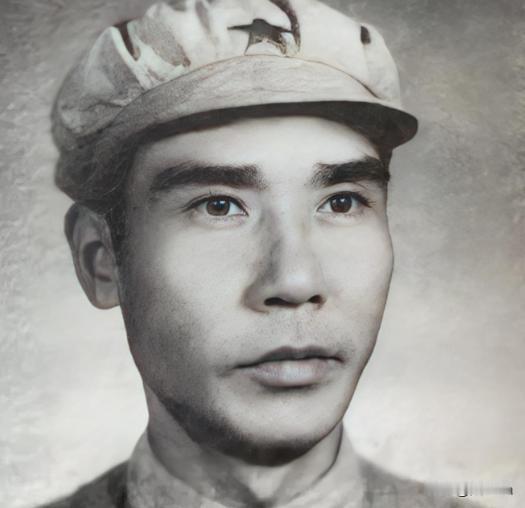 1927年9月的茅坪，23岁的贺敏学攥着梭镖站在八角楼石阶上。作为永新县农民