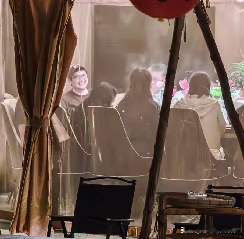 沈腾王琦初八在三亚合体与家人聚餐，王琦已经在发福的路人不回头了，双下巴明显，虎背