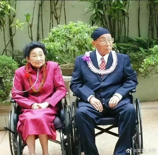 2000年赵一荻离世，时隔不到一年，张学良也在美国溘然长逝。半生遭软禁的他，身后